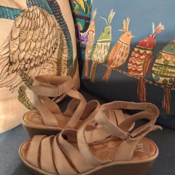 Fly London Sz 39 Eur/US 8 light gray slightly metallic strappy wedge sandals - Picture 2 of 5